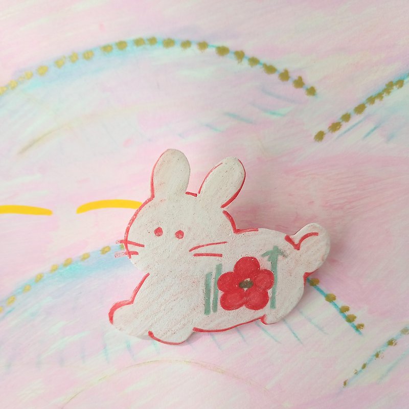 Brooch rabbit white rabbit hand-painted one-of-a-kind item - เข็มกลัด - พลาสติก ขาว