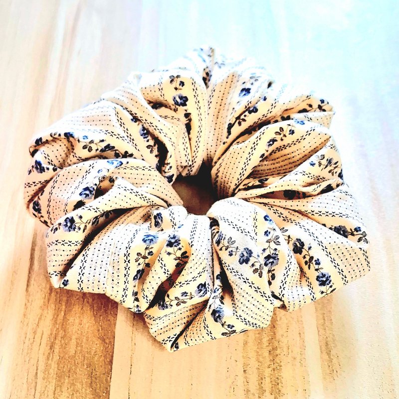 Handmade scrunchy: Blue Flower patterns on the cream background. - Hair Accessories - Cotton & Hemp 