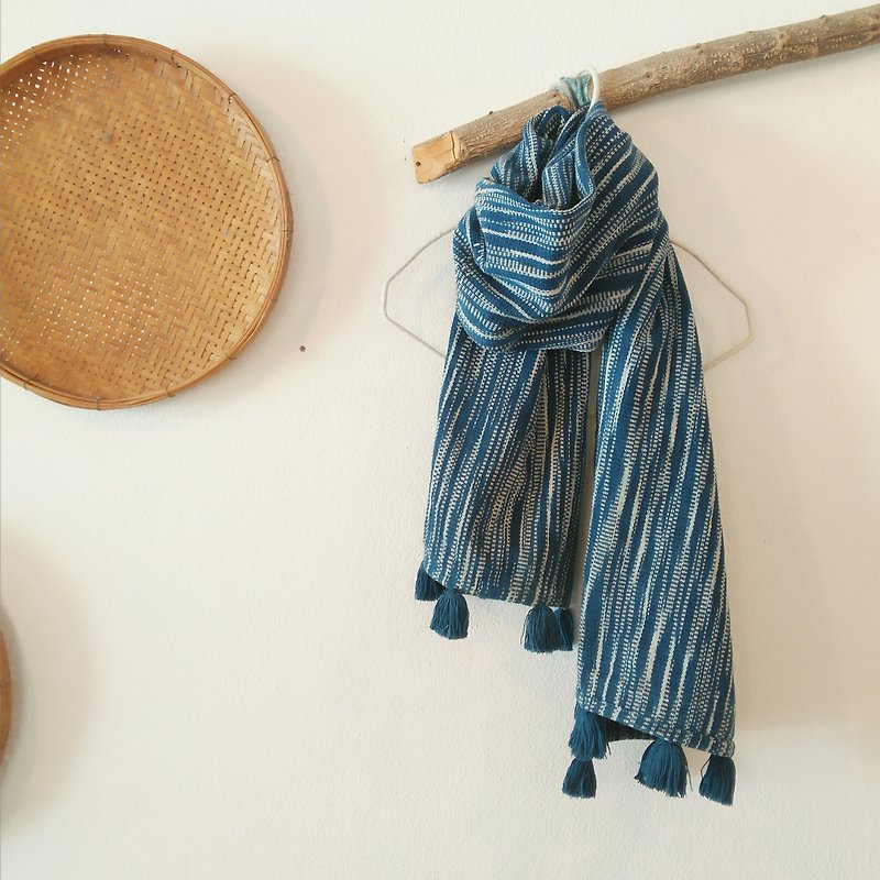 Mottled pattern shawl / indigo and natural white / plant dyeing hand weaving - Knit Scarves & Wraps - Cotton & Hemp Blue
