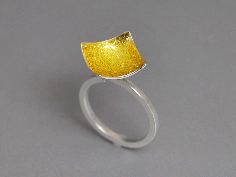 925纯银 搪瓷方形立体棱角可调节戒指 正方形 当代皇冠 混搭必备 簡約優雅創意設計情人節生日禮物 | 希臘原創手工飾品 This and That - 戒指 - 其他金屬 黃色
