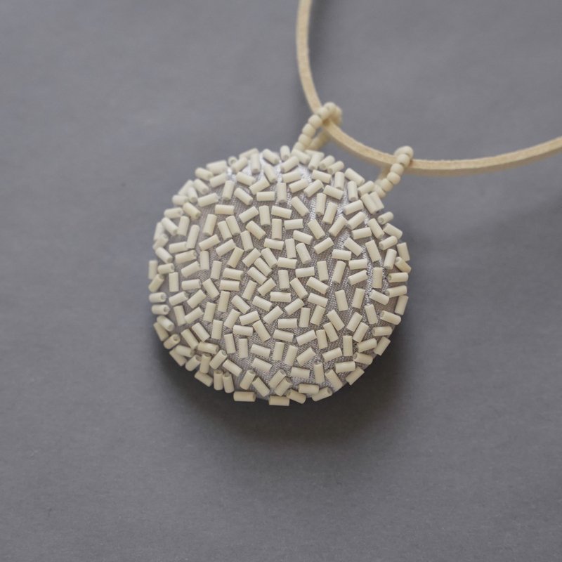 ホワイトのビーズ刺繍ミラーネックレス, No.4, 裏面ミラー付き, 一点物, おしゃれで便利, 外出時に活躍 - 吊飾/掛飾 - 塑膠 白色