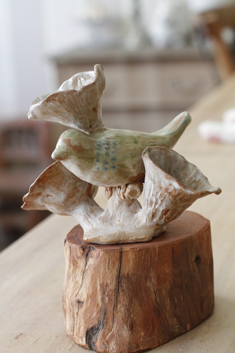 純手捏花叢中小鳥陶瓷擺飾 - 擺飾/家飾品 - 陶 粉紅色