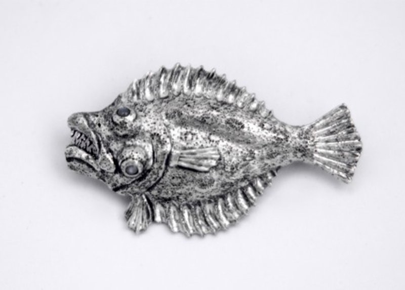 Pinkoi 代購 - 比目魚胸針 - 胸針 - 其他金屬 