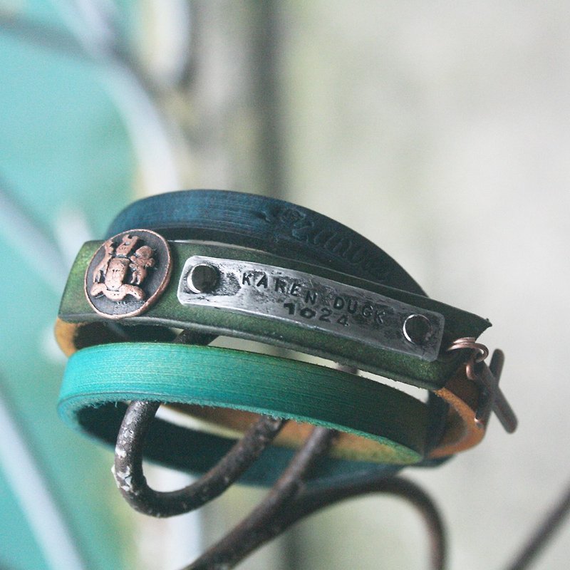Atwill. Hand-brushed England pin buckle cow leather three-layer lettering leathe - สร้อยข้อมือ - หนังแท้ สีน้ำเงิน