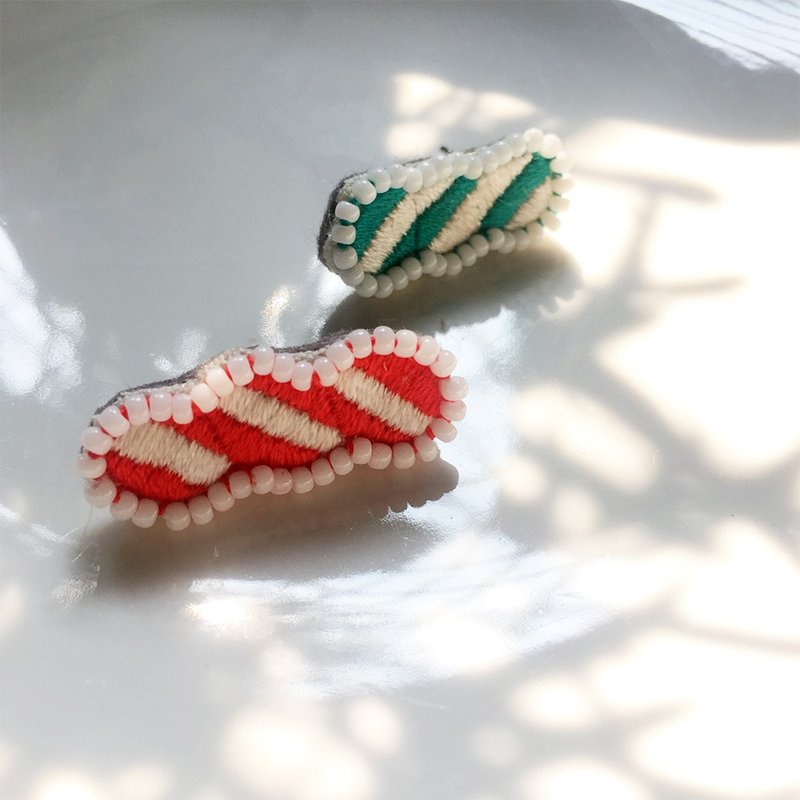 迷你手工刺繡珠珠耳針一對 - 耳環/耳夾/耳骨夾 - 繡線 多色