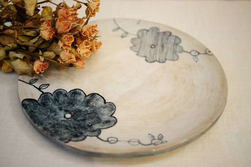 ピンクの手作り花柄ラウンド皿 Ø19cm ディナープレート フルーツプレート ケーキプレート - 皿・プレート - 陶器 ブルー