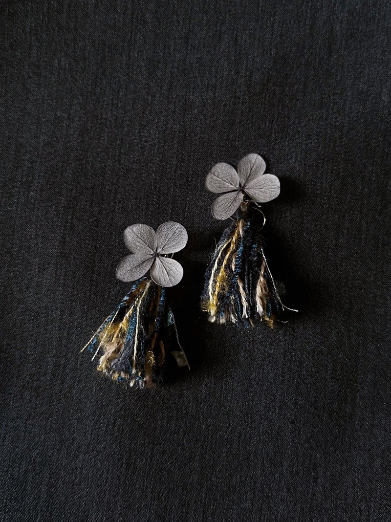 Gray Hydrangea Tassel Earrings - ต่างหู - พืช/ดอกไม้ สีเทา