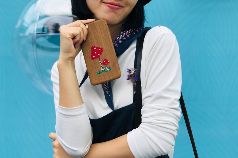 Yuansen hand-made original hand-embroidered imitation wood grain mobile phone case strolling through the mushrooms in the forest - เคส/ซองมือถือ - วัสดุอื่นๆ สีนำ้ตาล