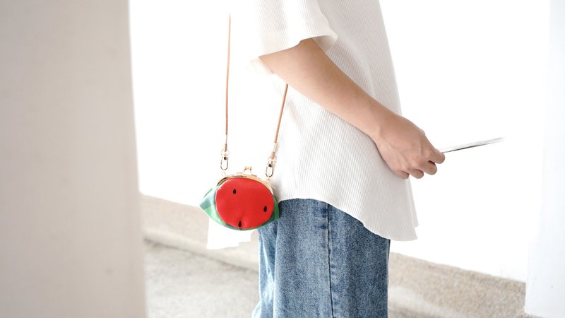 Summer exclusive Kyoto design watermelon kiss lock bag can be worn on the side, there are two colors - กระเป๋าแมสเซนเจอร์ - ผ้าฝ้าย/ผ้าลินิน สีแดง