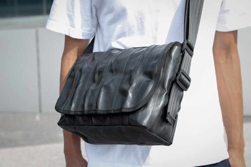 ReTube bicycle inner tube messenger bag - กระเป๋าแมสเซนเจอร์ - วัสดุอื่นๆ สีดำ