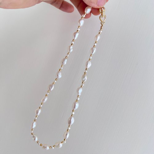 Ellajo Bijoux 金光小語 天然巴洛克珍珠金珠點綴交扣項鍊