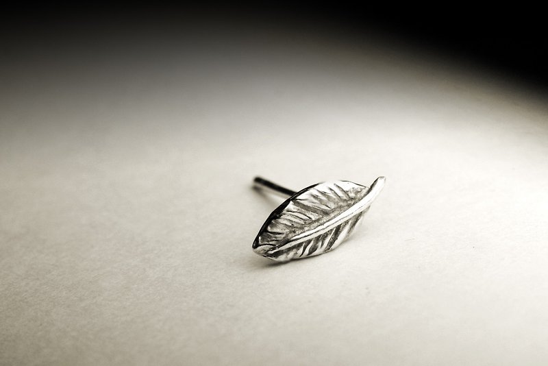 Camellia leaf shape sterling silver earrings (single/pair) - ต่างหู - โลหะ สีเงิน