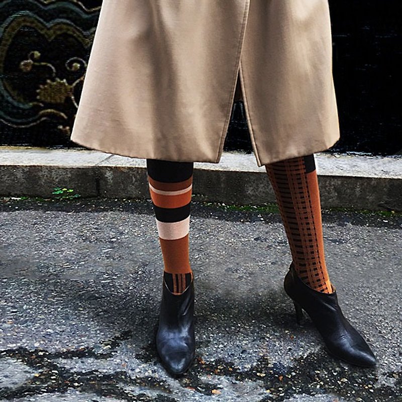 socks_pumpkin tartan / irregular / socks / stripes / tartan / check - Socks - Paper Brown
