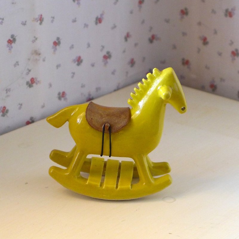 Rocking horse treasure box [yellow] white house ceramic - Items for Display - Pottery 
