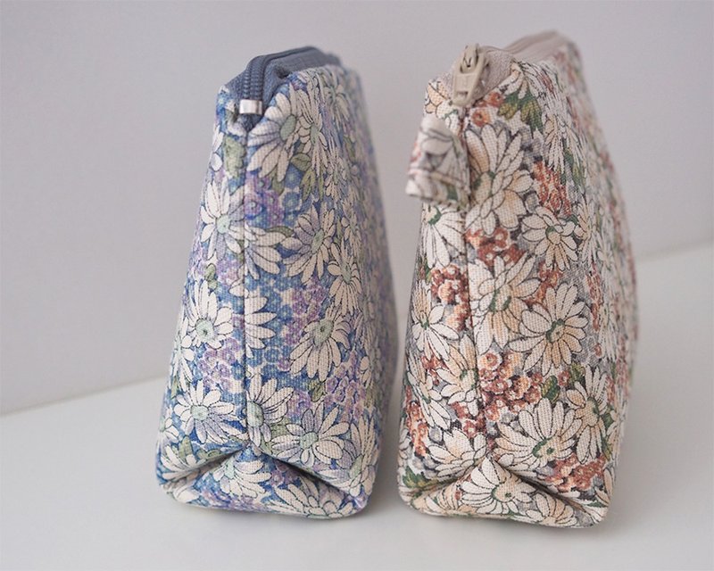 Handmade floral fragrance series‧Warm soft micro triangle cosmetic bag / sundries bag-small size - Toiletry Bags & Pouches - Cotton & Hemp Multicolor