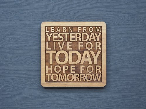 EYEDESIGN看見設計 一句話原木杯墊 從過去學習經驗活在當下並且對明日充滿希望