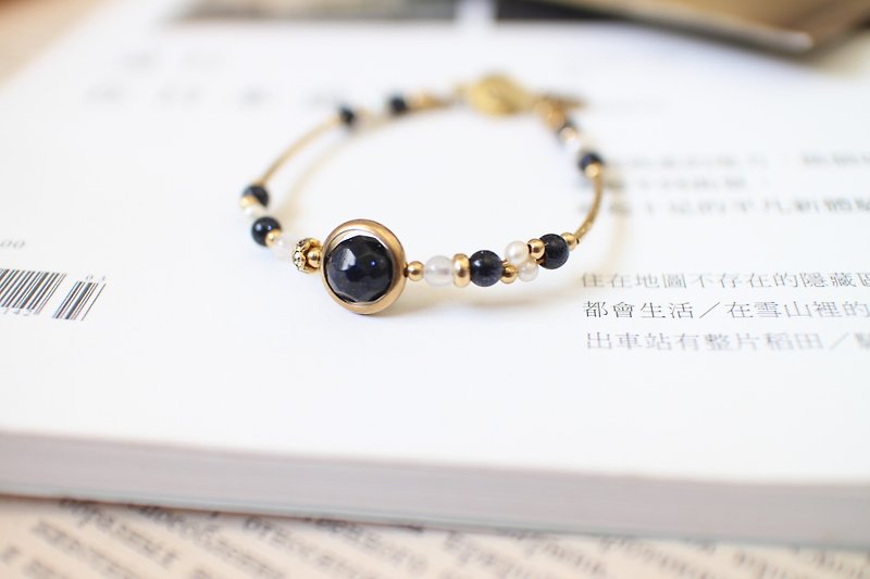 Blue sandstone Moon stone pearl brass bracelet - สร้อยข้อมือ - โลหะ หลากหลายสี