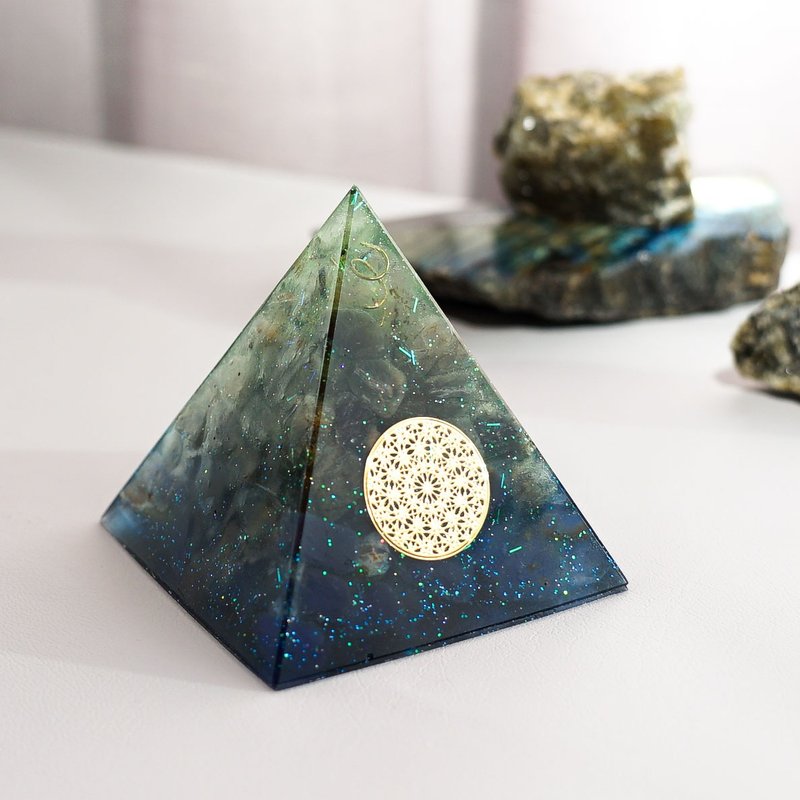 預訂【綠髮晶、藍瑪瑙】奧根水晶能量金字塔Orgonite 6x6 cm - 擺飾/家飾品 - 水晶 多色