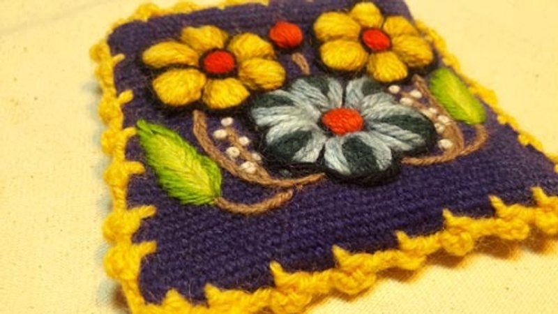 Yellow flower hand-embroidered small bag - กระเป๋าใส่เหรียญ - วัสดุอื่นๆ สีม่วง