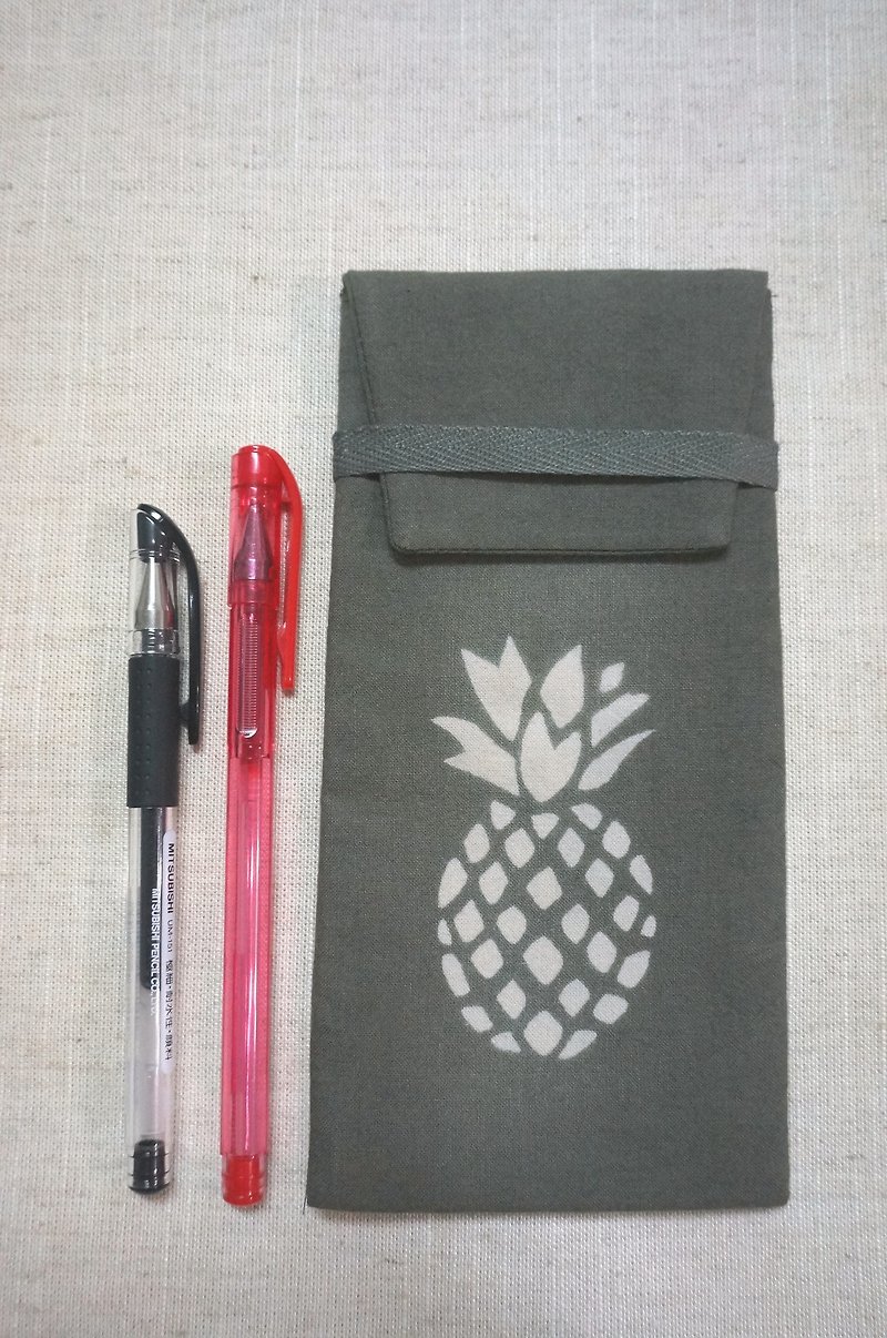 [Mu Mu grass and wood dyeing] Big leaf olive kernel leaf dyed dark gray green pencil case, glasses case (pineapple style) - Pencil Cases - Cotton & Hemp Gray