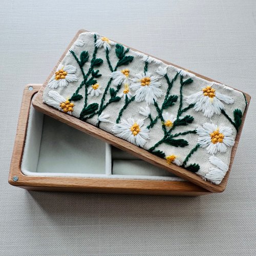 Bagel Baggo 小雛菊刺繡實木首飾盒