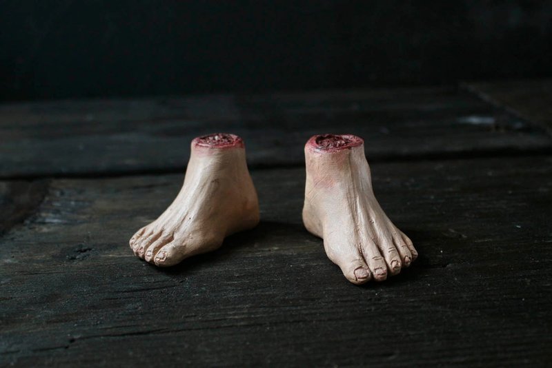 A pair of small broken feet (ceramic ornaments and flower arrangements) - ตุ๊กตา - ดินเผา 