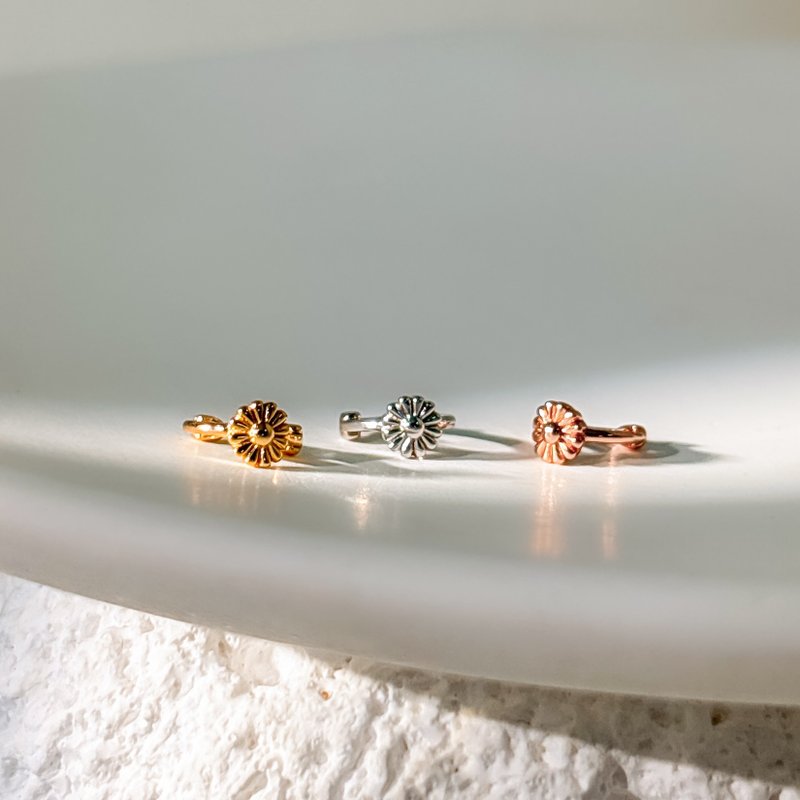 定番品【 小さなデイジー 】7mm純銀イヤーカフ || 独占デザイン - ピアス・イヤリング - スターリングシルバー カーキ
