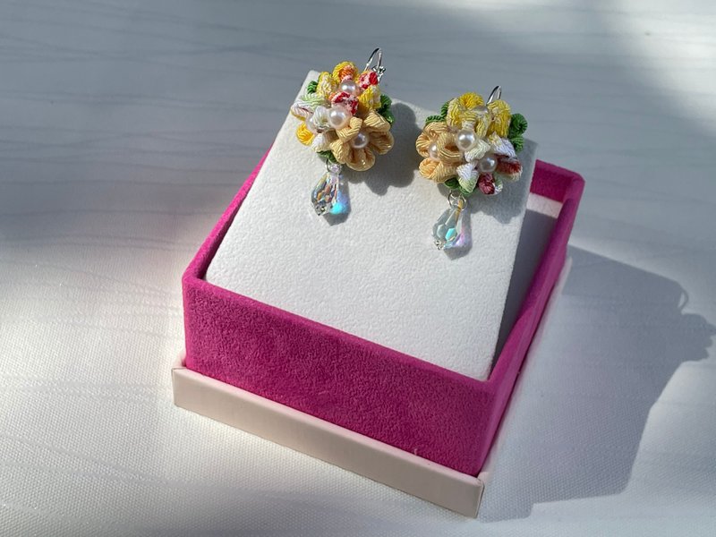 220516 Swarovski earrings with Japanese flowers - Earrings & Clip-ons - Semi-Precious Stones Yellow