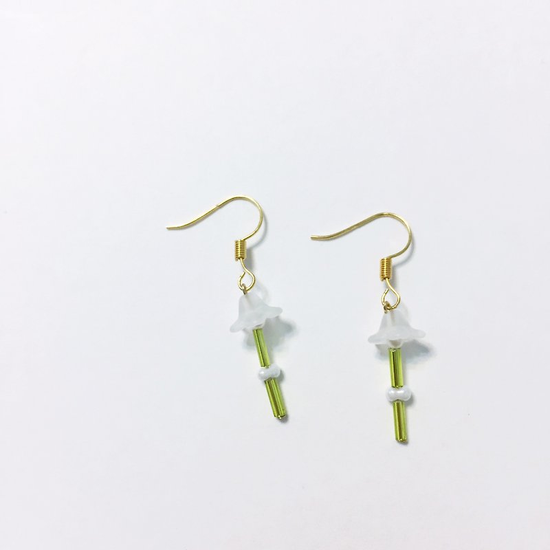 Jingle small flower white clip/pin earrings - ต่างหู - วัสดุอื่นๆ 