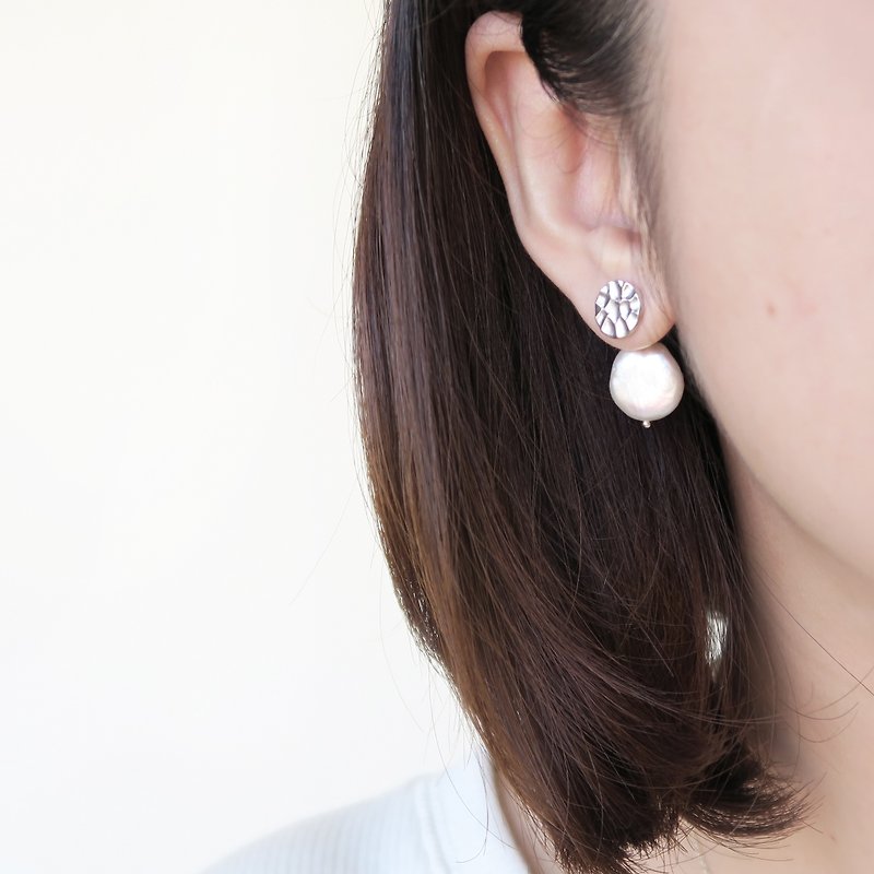 A pair of 925 sterling silver forged snow white pearl earrings - ต่างหู - เงินแท้ สีดำ