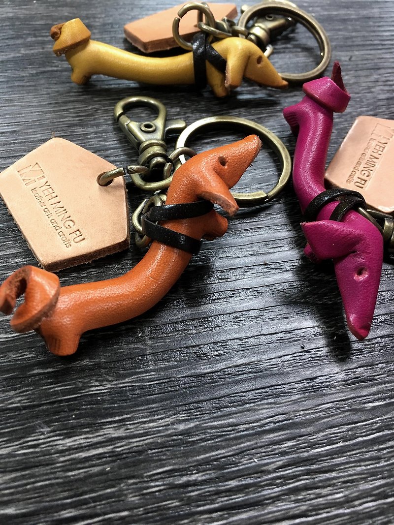 Year of the Dog Wangwang Handmade Leather Plastic Dachshund Keyring-Tag Free Engraving - ที่ห้อยกุญแจ - หนังแท้ หลากหลายสี