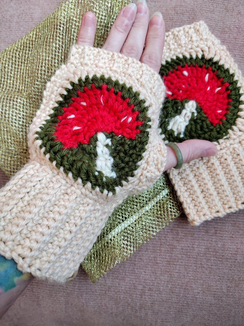 Mushroom fingerless gloves, Beige crochet hand warmers - ถุงมือ - ขนแกะ สีกากี