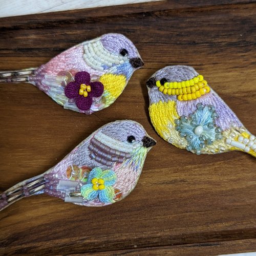 ビーズ刺繍ブローチ 鳥（リトルピーチ） - ショップ momolico