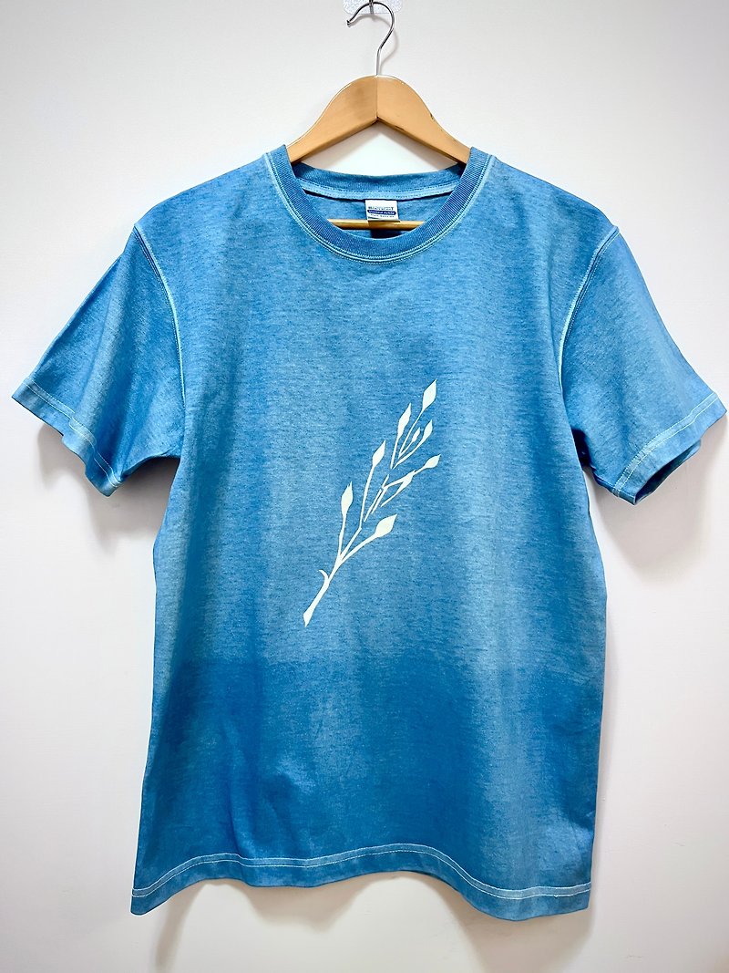 Wheat straw blue dyed handmade natural T-shirt - เสื้อผู้หญิง - ผ้าฝ้าย/ผ้าลินิน 