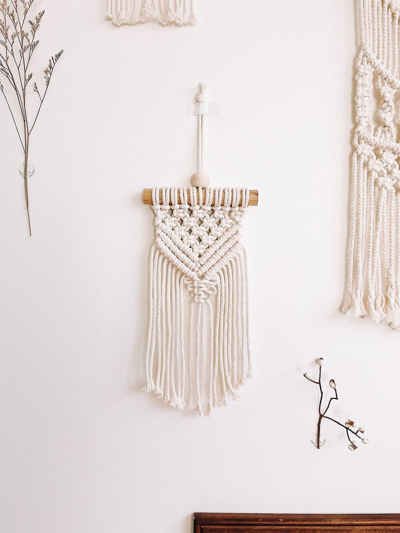 Macrame woven cotton thread wooden bead wall hanging flag - ของวางตกแต่ง - ผ้าฝ้าย/ผ้าลินิน ขาว