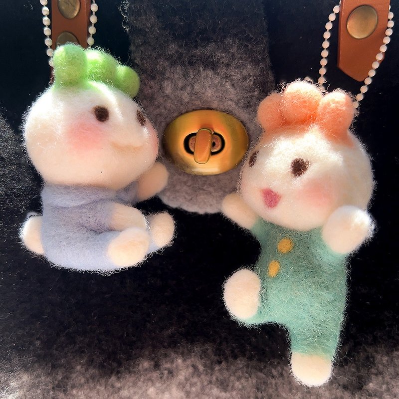 Rabbit bag handmade wool felt vegetable bag meat bag hanging keychain - ที่ห้อยกุญแจ - ขนแกะ ขาว
