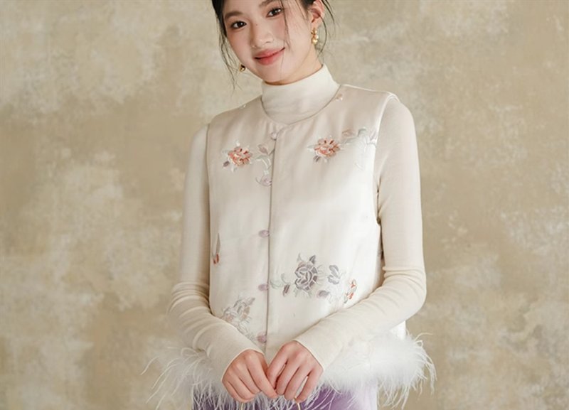 新中式復古中國風 醋酸提花 下擺鴕鳥毛拼仙羽背心 - 背心/無袖上衣 - 聚酯纖維 白色