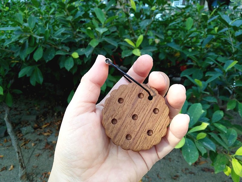 The log hand made a leisure card charm with a new work special offer! - Keychains - Wood Brown