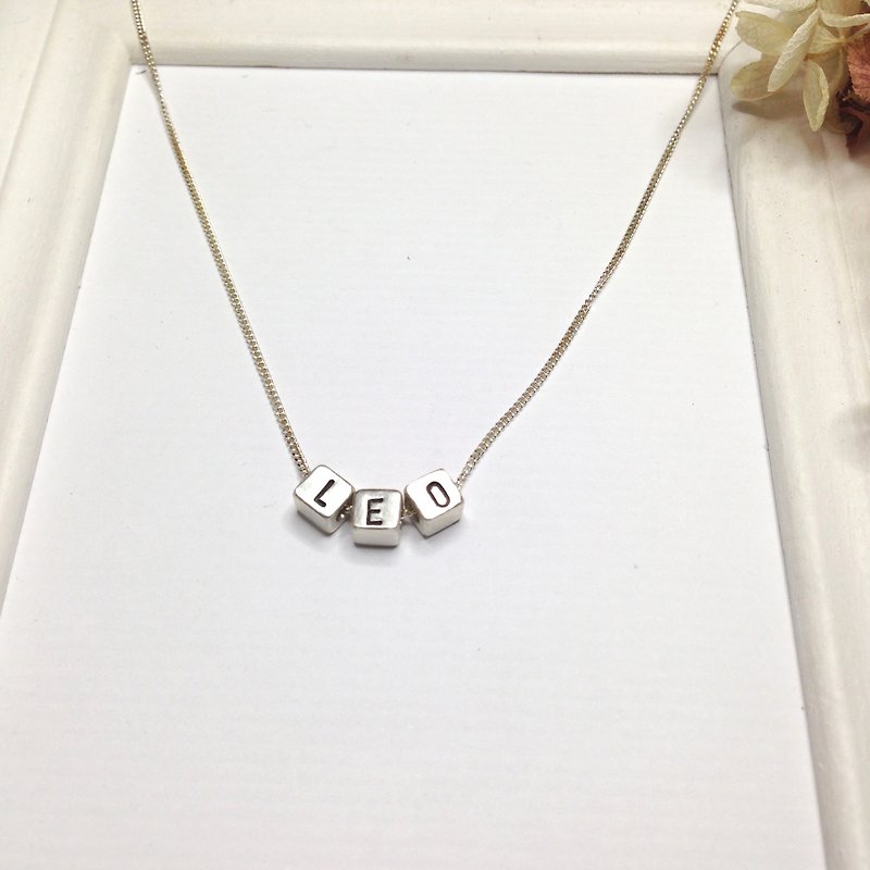 愛情  週年 生日 客製化禮物 3-5顆英文字母 方塊 純銀項鍊 - 項鍊 - 純銀 銀色
