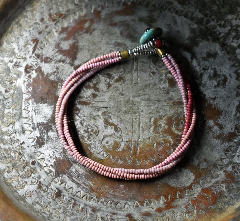 ３色アンティークピンクマサイ、金赤ホワイトハーツの4連ブレス　ターコイズ留め金 - 手鍊/手環 - 玻璃 粉紅色