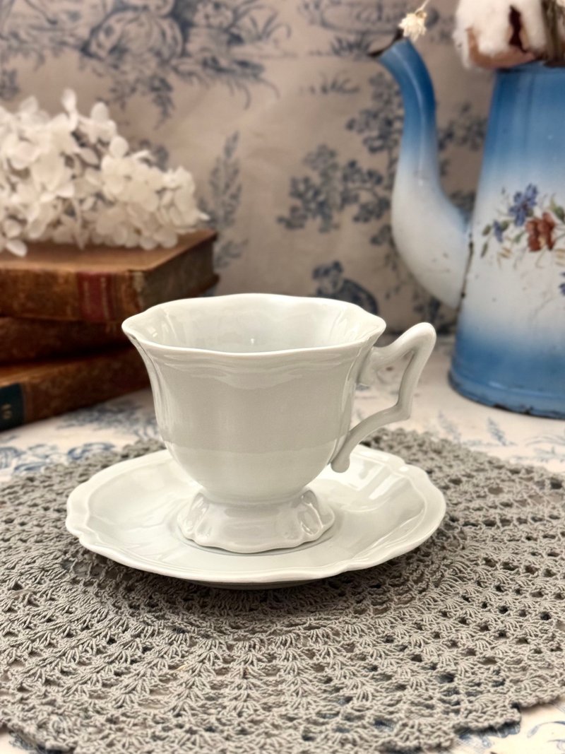 Charming French antique LIMOGES pure white tea cups and saucers - ถ้วย - เครื่องลายคราม 