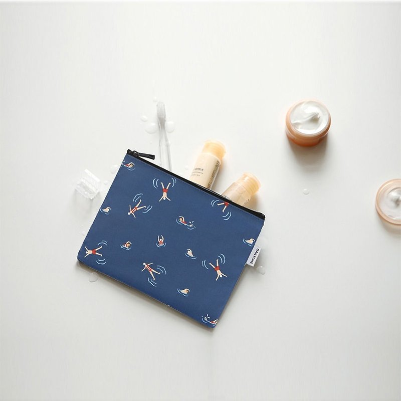 Small day tarpaulin cosmetic bag M-16 swimming, E2D10386 - กระเป๋าเครื่องสำอาง - ผ้าฝ้าย/ผ้าลินิน สีน้ำเงิน