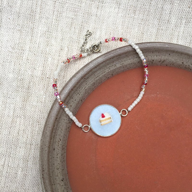 beads bracelet with STRAWBERRY CAKE hand embroidery pendant - 手鍊/手鐲 - 塑膠 紅色