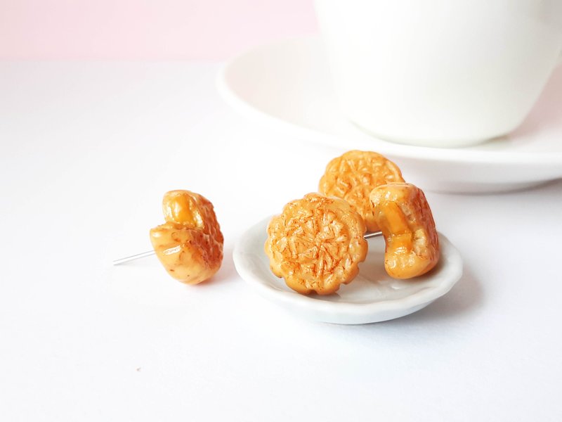 Mooncake earring  - 耳環/耳夾/耳骨夾 - 黏土 橘色