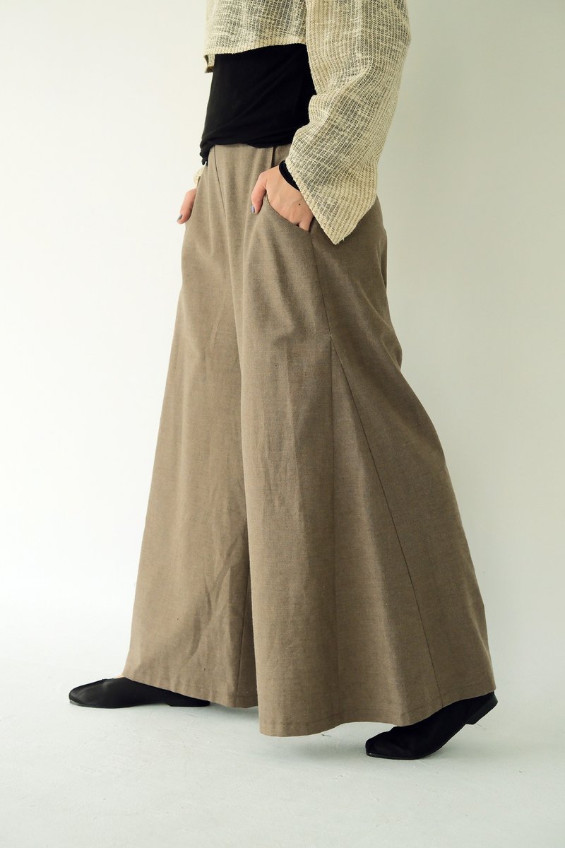 川 衣 WEAR BEING  喇吧散狀寬褲  褐 - 女長褲 - 棉．麻 卡其色