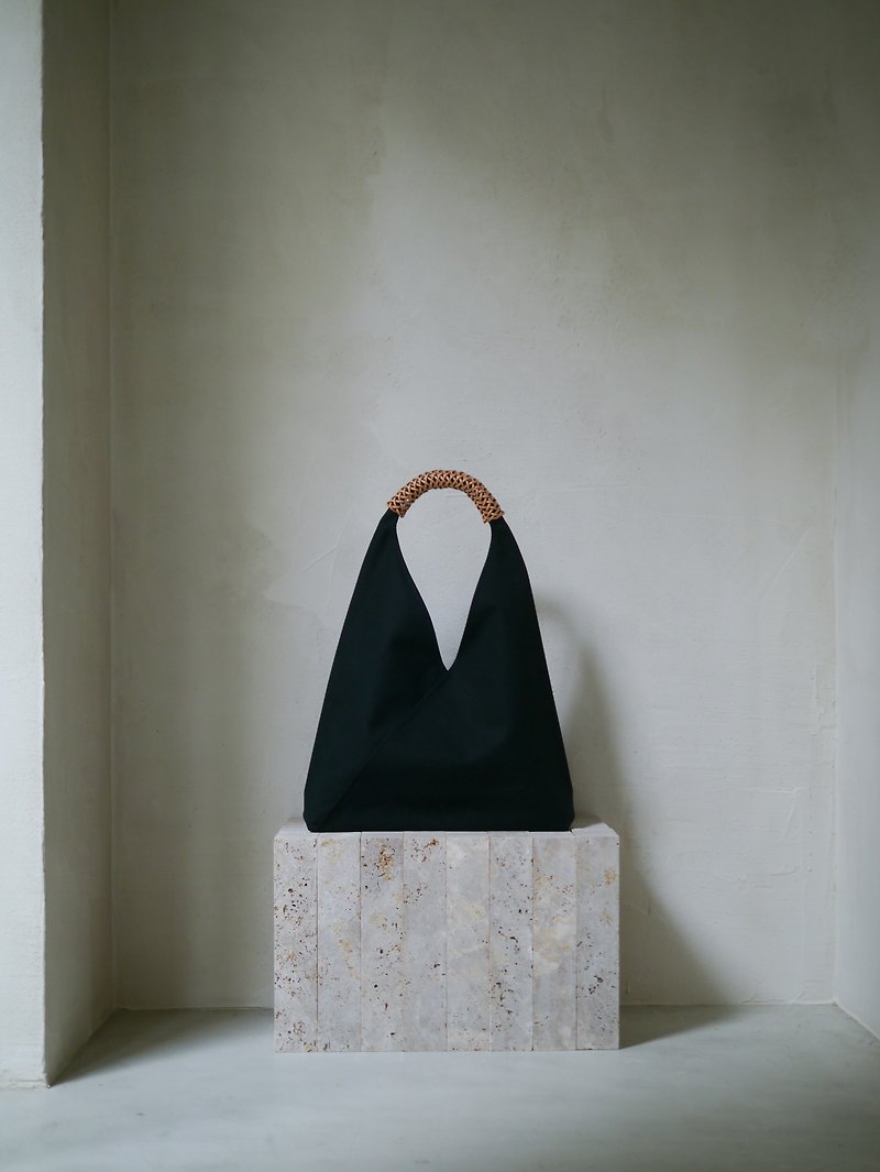 Woven Triangle Bag 58cm (Black) - กระเป๋าแมสเซนเจอร์ - ผ้าฝ้าย/ผ้าลินิน สีดำ