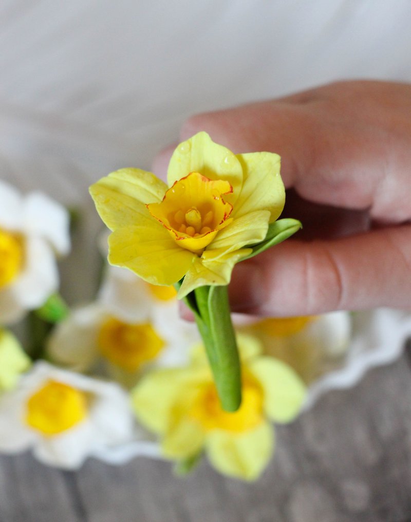 Flower brooch Daffodils brooch Pin on a jacket Gift for her - เข็มกลัด/พิน - ดินเหนียว สีเหลือง