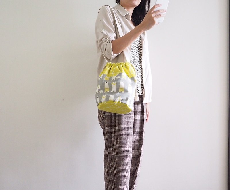 )  Handmade tote bag handbag canvas bag shopping bag with polar bear pattern - กระเป๋าแมสเซนเจอร์ - ผ้าฝ้าย/ผ้าลินิน สีเทา