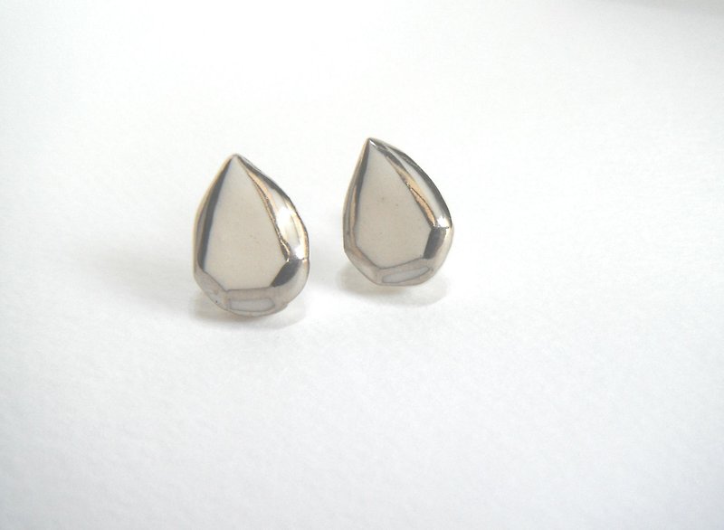 銀彩jewel cut  pierce   pairshape 白 - 耳環/耳夾 - 陶 白色