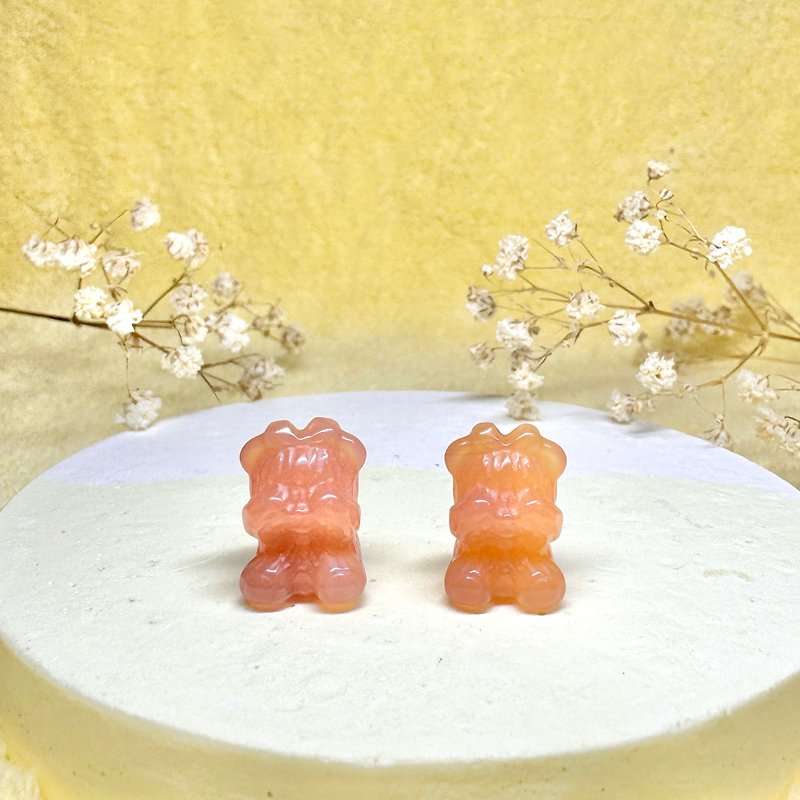 Natural salt source agate face-covering shy bear necklace cute shape carved mineral jewelry - สร้อยคอ - คริสตัล สีส้ม